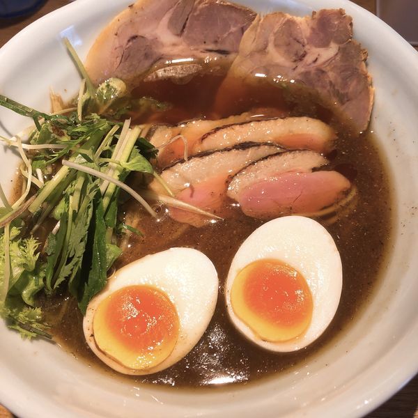 「(黒) にほんいち醤油そば ¥870」@麺巧 潮 上野製麺所の写真