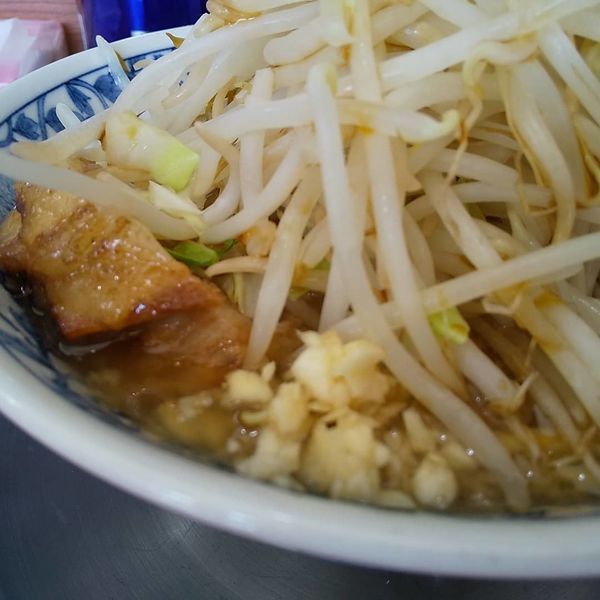 「#ラーメン #野菜増し#味付き脂 #きくらげ #ニンニクスコシ」@ラーメン ぶぅさんの写真