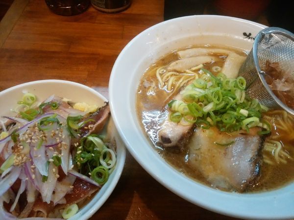 「らーめん ＋ かつおタタキ丼」@らーめん かつお拳の写真