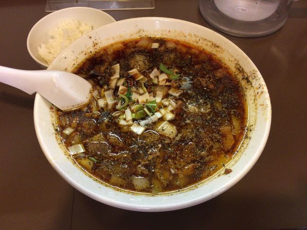 「【限定】すず鬼ブラックソバ 小ライス付き 900円」@鶏こく中華 すず喜の写真