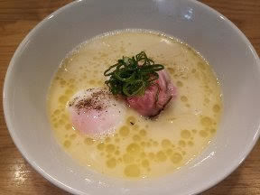 「白トリュフオイル香る鶏白湯麺」@らーめんMAIKAGURAの写真