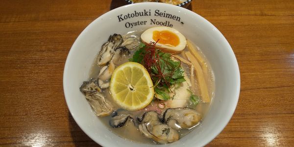 「特製牡蠣そば 鰯丼」@寿製麺よしかわ 川越店の写真