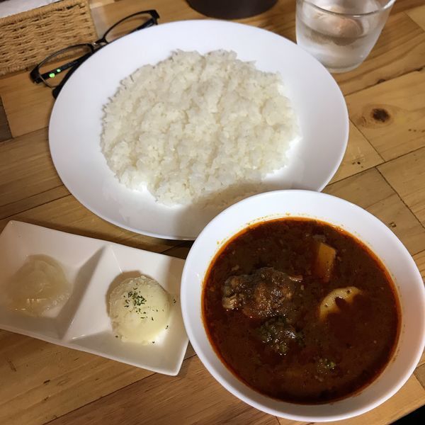「赤のべっぴん薬膳カリー 4辛」@カリー&ワイン ビストロ べっぴん舎 お茶の水店の写真