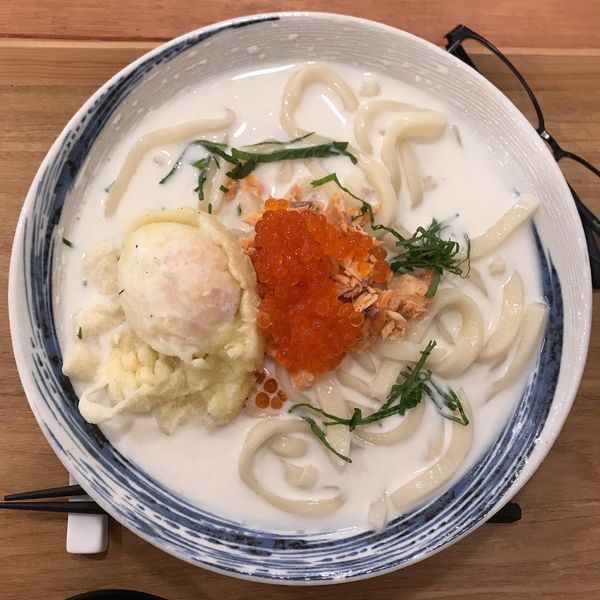 「鮭とイクラ親子冷やしうどん＋トロトロたまご天」@牛かすうどん りっちゃん 鶴見店の写真