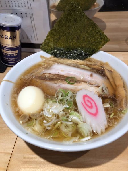 「背脂醤油ラーメン（中盛）750円＋味玉」@STANDING RAMEN BAR DAIの写真