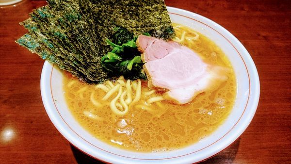 「らーめん(もも肉・麺硬め・味濃いめ)+海苔」@らーめん飛粋の写真