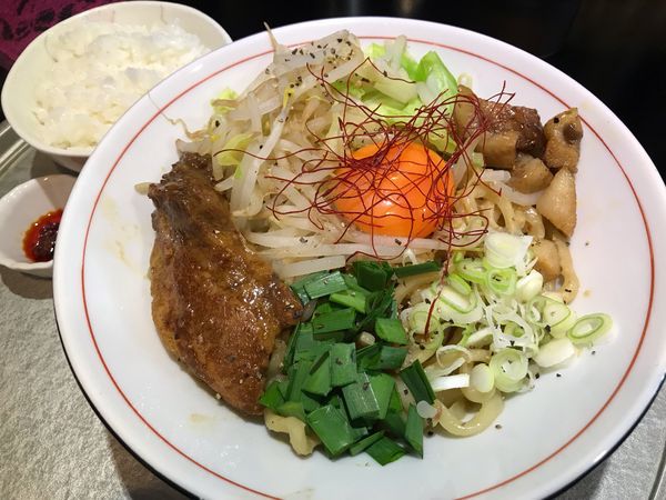 「【限定】豚トロガーリック味噌まぜそば  880円」@らー神 心温の写真