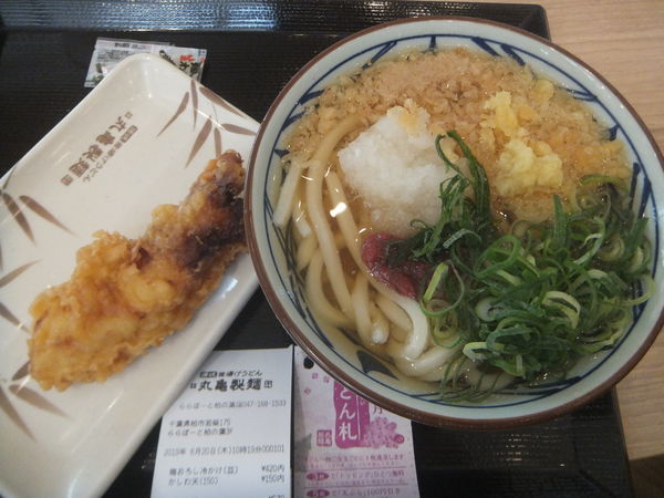 「梅おろし冷かけ420円(クーポンでかしわ天150円が無料)」@丸亀製麺 ららぽーと柏の葉店の写真