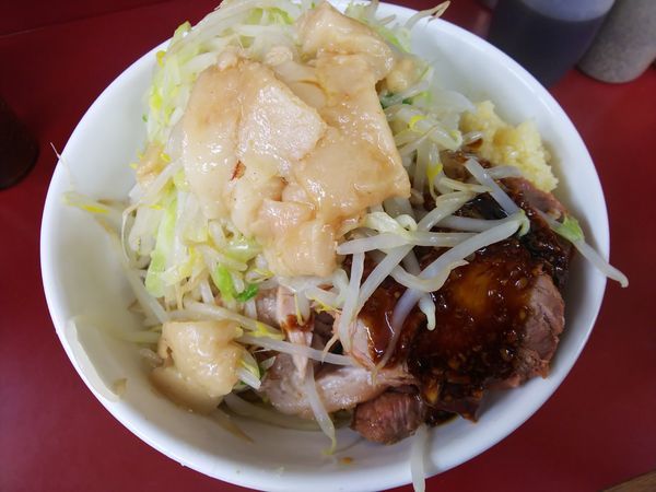 「賄い（少なめ）＋超ニンニクタレぶっかけブタ増し　1200円」@ラーメン二郎 相模大野店の写真