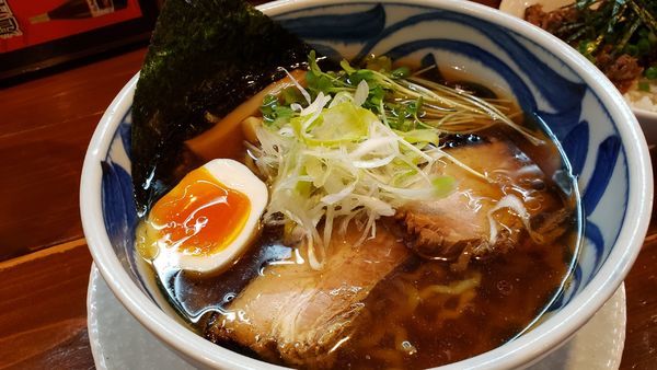 「中華そば【黒】680円 キノエネ醤油」@野田醤油らーめん 麺屋あじくま 初石店の写真