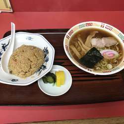半チャーハンとラーメン(漬物付き) 700円
