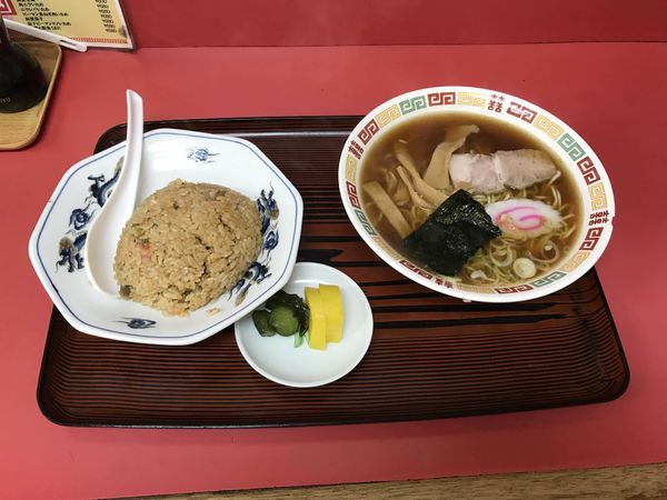 「半チャーハンとラーメン(漬物付き) 700円」@中華料理 新華楼の写真