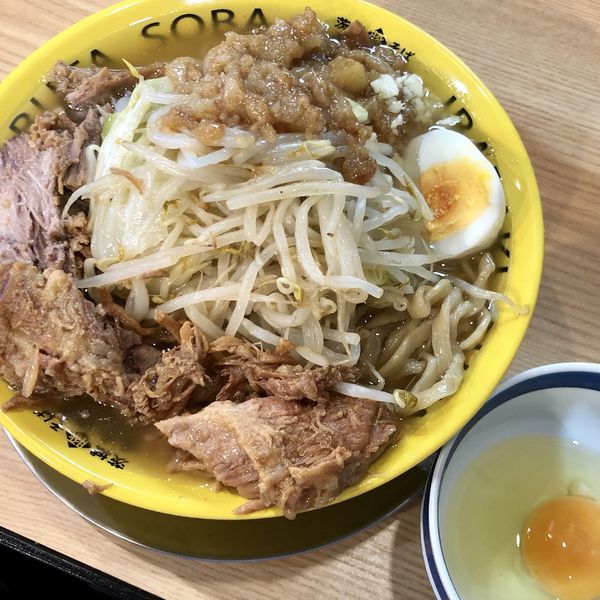 「豚そば（ニンニク少なめ）やさい増、脂増、生卵」@茨城豚そば 特龍 水戸堀町店の写真