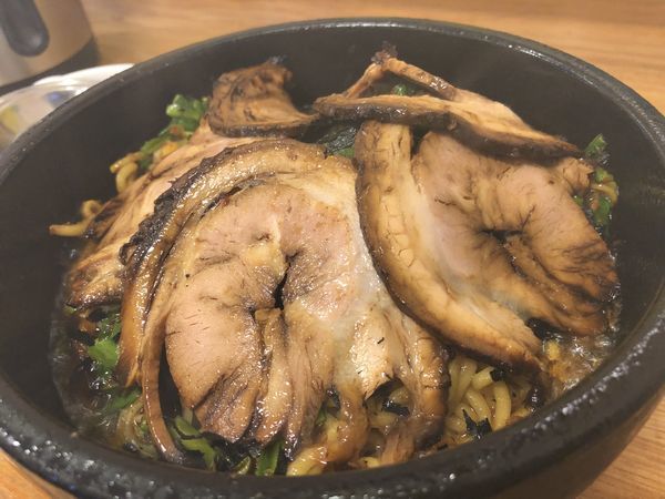 「石焼にらまぜそば＋サービスチャーシュー」@NOODLE BOWL MAZEの写真