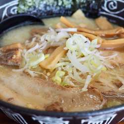塩ラーメン 鶏白湯 チャーシュートッピング