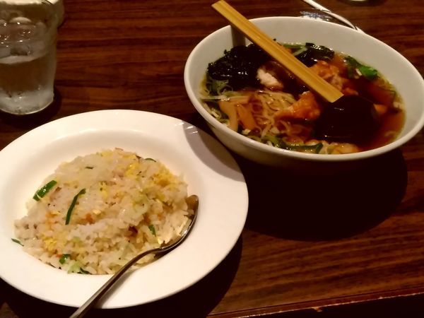 「本日の日替わり①(鶏肉揚げのせラーメン＋五目炒飯)780円」@上海華龍 ヤマダ電機LABI1高崎店の写真