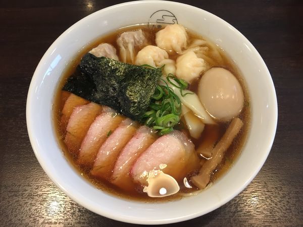 「チャーシュー特製ワンタン麺（黒）＋味付け玉子」@八雲の写真