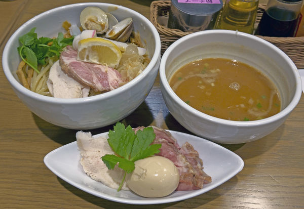 「蛤と鶏のつけSOBA 大盛＋Lunch特製仕様」@むぎとオリーブ さいたま新都心店の写真