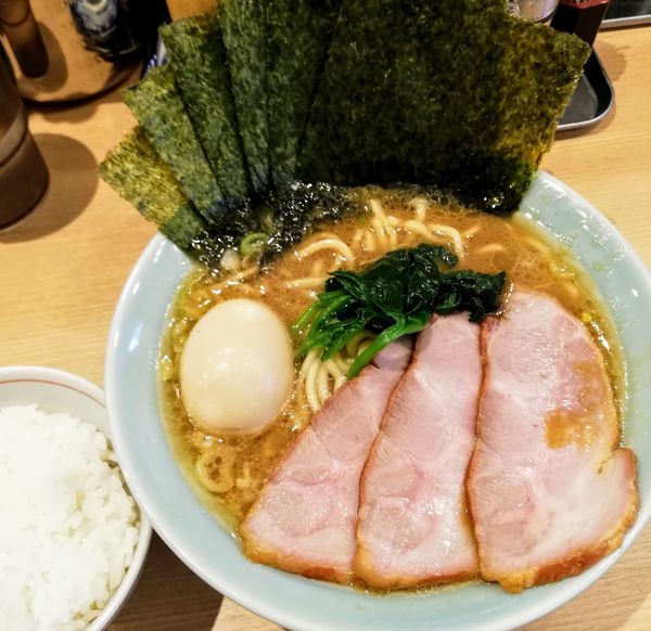 「家系らぁ麺(並)､🉐トッピング､半ライス」@麺屋 庄太 赤坂店の写真