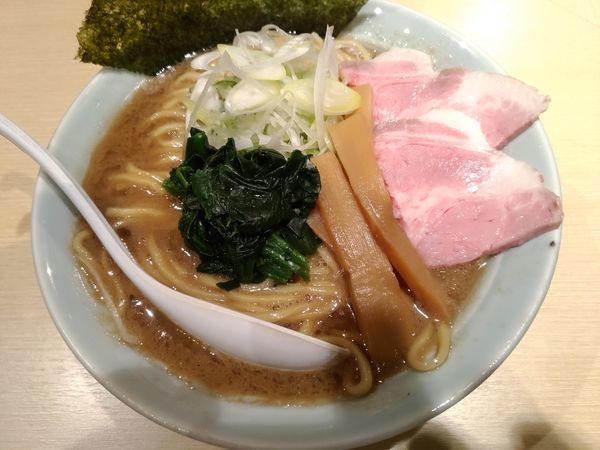 「ゲリラ限定 スーパーど豚骨醤油ラーメン」@らー麺 アオキジの写真