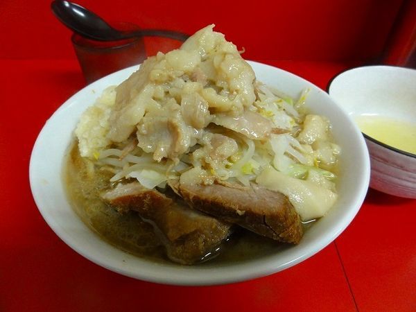 「ラーメン小750円野菜少な目/ニンニク/アブラ　生卵」@ラーメン二郎 茨城守谷店の写真