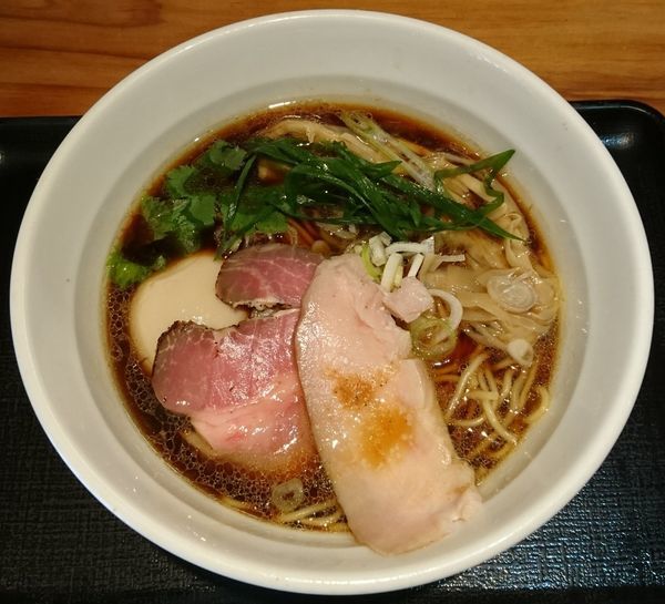 「鶏そば(醤油)＋味玉」@つけめん・らーめん・煮干そば 金狼の写真