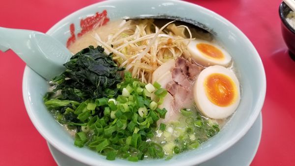 「プレミアム塩豚骨ラーメン　各種トッピング」@山岡家 松本店の写真