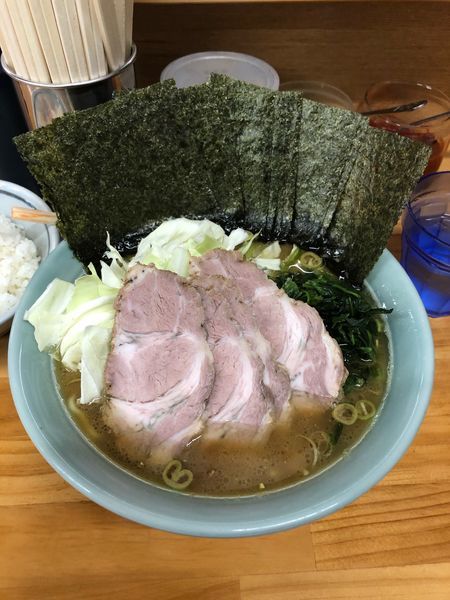 「中盛りチャーシュー 濃いめ かため 少し多め ほうれん草 海苔増」@捲り家の写真