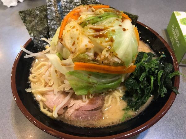 「ラーメン大盛 やさい 880円 バリ固ちょい濃いめ」@醤油豚骨ラーメン 八右衛門の写真