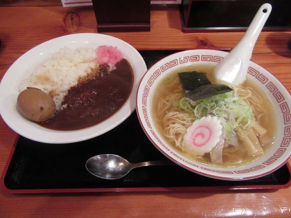 「Ｂセット（牛すじカレーライスと中華そば）８３０円＋煮卵」@煮込み食堂 まるしばの写真