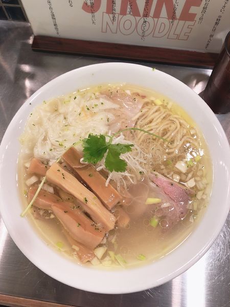 「潮そば750円＋糸島メンマ＋酒田ワンタン」@どストライク軒 総本店の写真