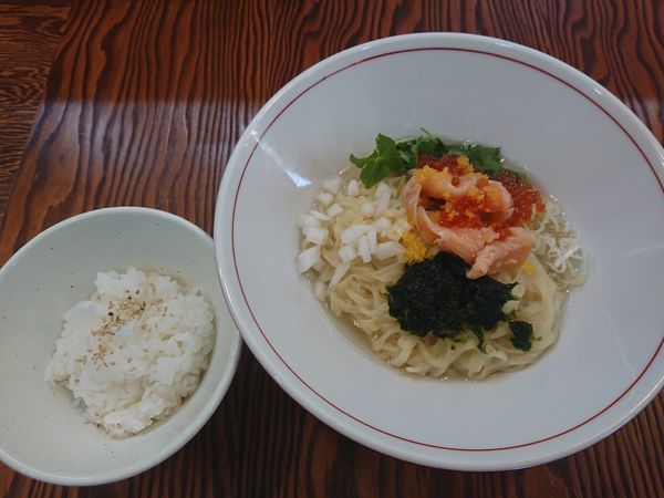 「サーモンとイクラと生のりと山葵の和えそば（飯割付）」@拉麺 イチバノナカの写真
