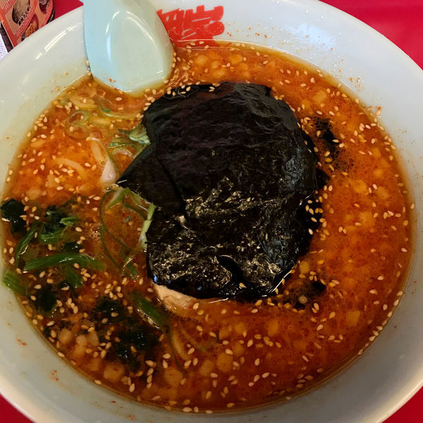 「辛味噌ラーメン（激辛）750円　チャーシュー」@ラーメン山岡家 大泉店の写真