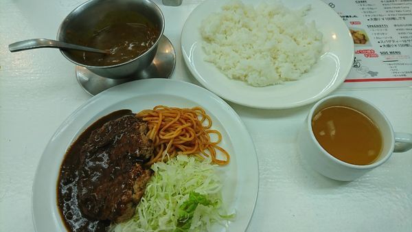 「カレー付きハンバーグ　９００円」@ボーイズカレーの写真