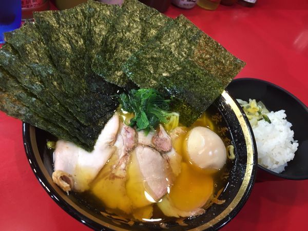 「チャーシューメン(麺硬め油多め)＋味玉＋のり＋ライス」@家系総本山 ラーメン吉村家の写真