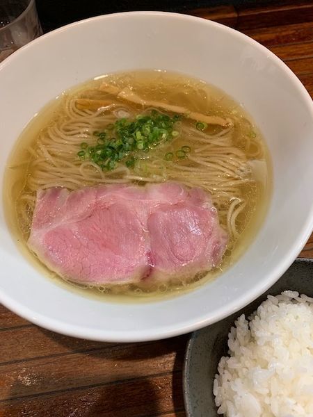 「しおらーめん 800円　小ごはん 100円」@町田汁場 しおらーめん進化 町田駅前店の写真