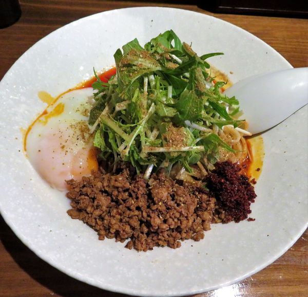 「汁無し坦坦麺（温玉入り、930円）」@立石担担麺 火のきの写真