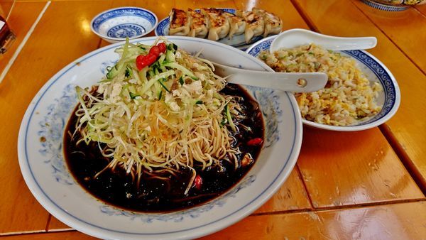 「限定/冷し黒酢麺+大盛り+チャーハンセット+餃子」@中国ラーメン 揚州商人 昭島モリタウン店の写真
