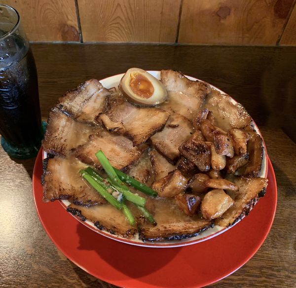 「焼豚ラーメン大盛＋肉増＋にんにく増＋卵とじ・半炒飯・餃子」@焼豚ラーメン 三條の写真