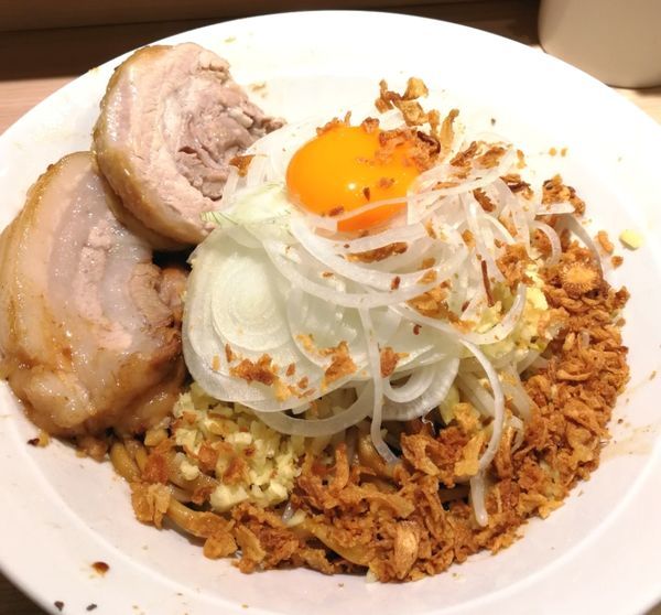 「ラーメン汁なし､玉ねぎ､生姜､揚玉葱」@麺屋 味方の写真
