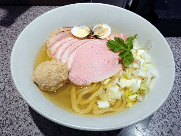 「限定 手打鶏中華そば(塩)+肉増し」@ラーメン宮郎の写真