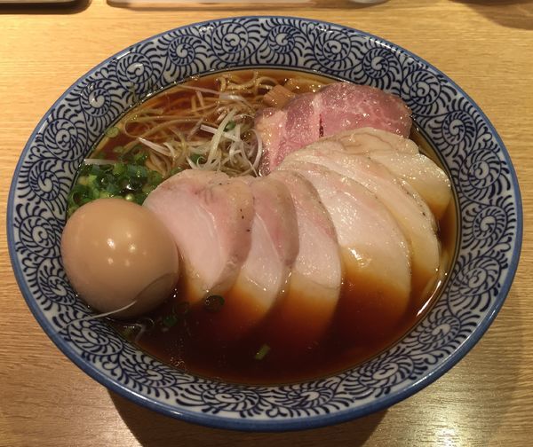 「(醤油)芳醇香味そば＋燻製半熟煮玉子＋チャーシュー鶏のみ5枚」@麺屋 一燈の写真