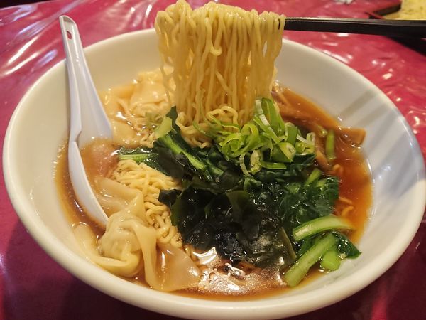 「ワンタン麺 680円＋焼き餃子380円」@八仙菜館の写真