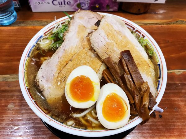 「あっこく麺のデカ盛デカ肉に味玉とねぎだく」@長尾中華そば 東京神田店の写真