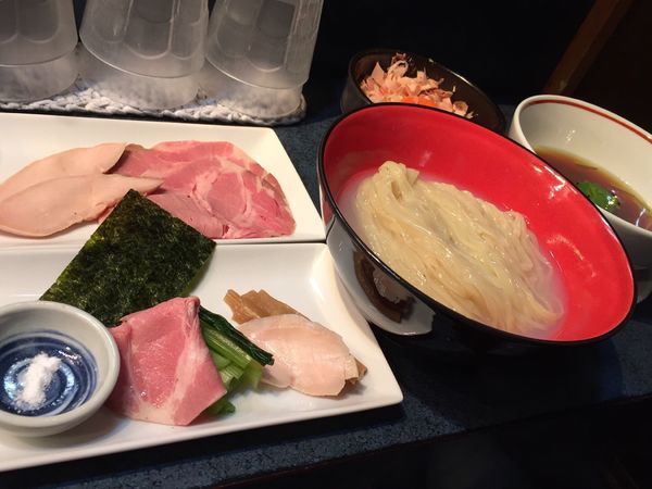 「つけめん＋チャーシュー＋紅孔雀卵かけご飯」@とものもとの写真