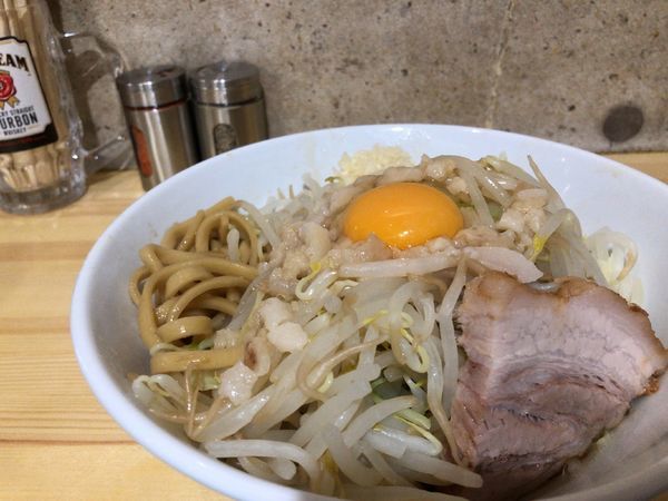 「まぜそば（醤油）ﾆﾝﾆｸｱﾌﾞﾗｶﾗﾒﾁｰｽﾞ750円」@麺処 MAZERUの写真