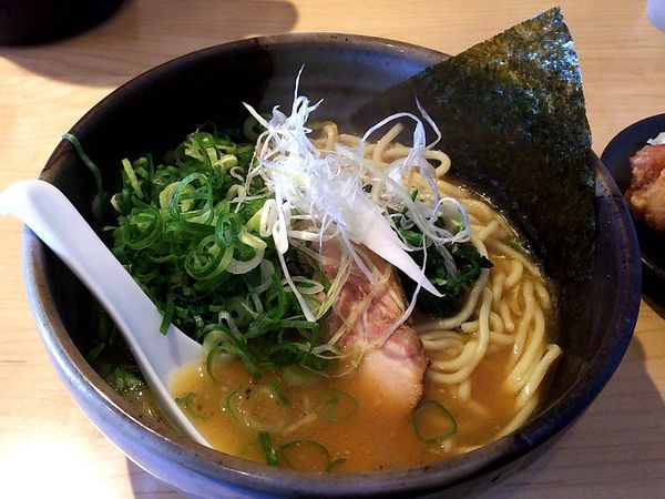 「鐙らぁめん+九条ネギ」@製麺食堂 あぶみの写真