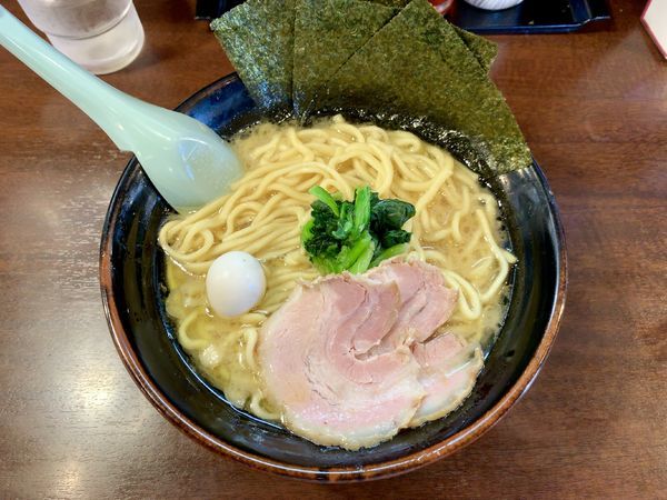 「濃厚豚骨醤油ラーメン 中盛」@吟家 茂原店の写真