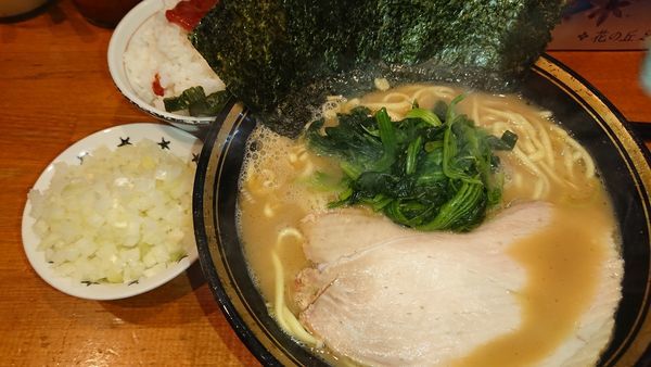 「ラーメン中盛(790円)+ライス(140円)玉ねぎ(100円」@末廣家の写真