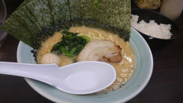 「ラーメン(醤油)、海苔トピ、ライス、」@横浜家系ラーメン お茶の水 魂心家の写真